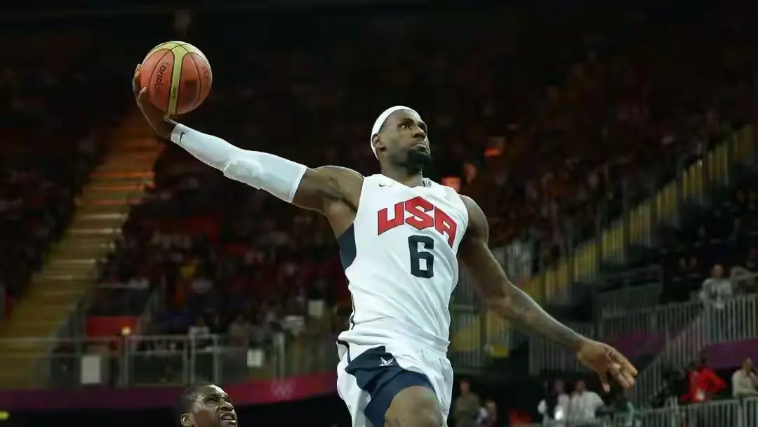 的表现, 届男篮的得, 德隆是球队