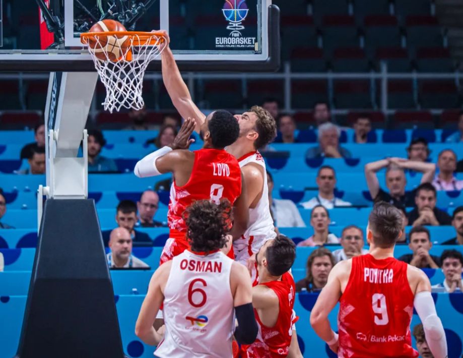 篮晋级四强, 申京助攻奥, 末节波兰一